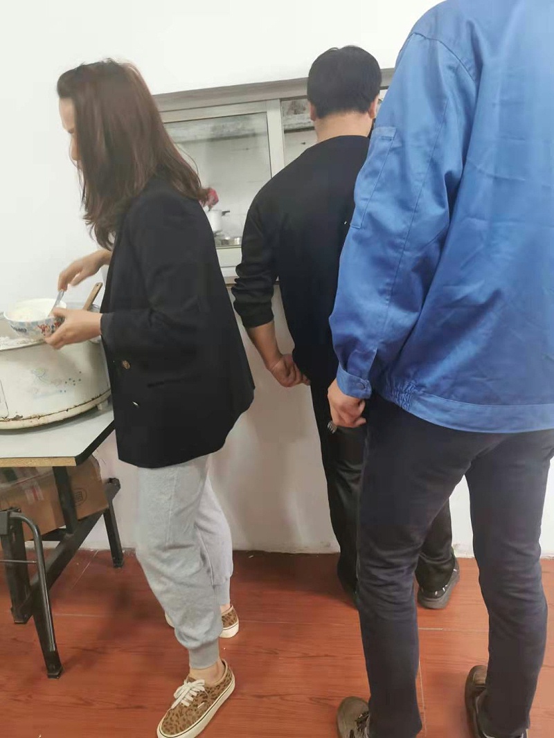 排队打饭